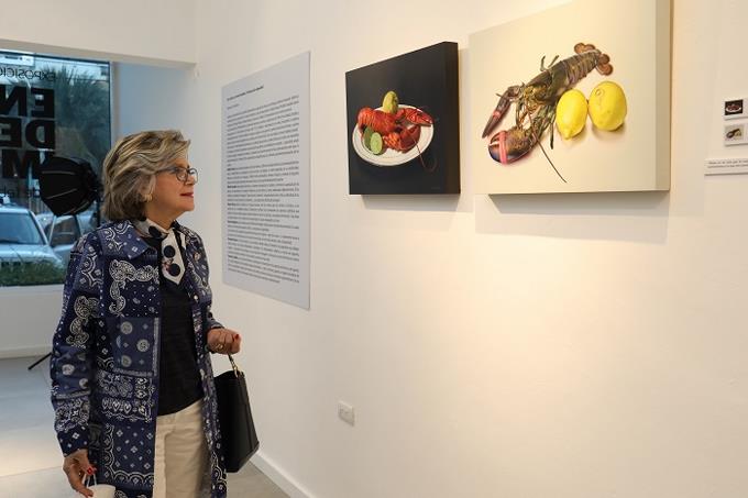 Gabriela Borbón observan una de las obras de Francisco Collado.